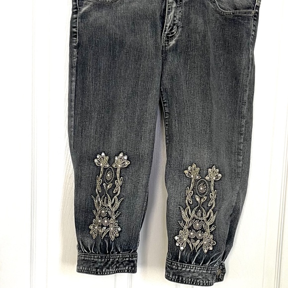 Jeans below the knee lenght with embelished applique. - Picture 1 of 7